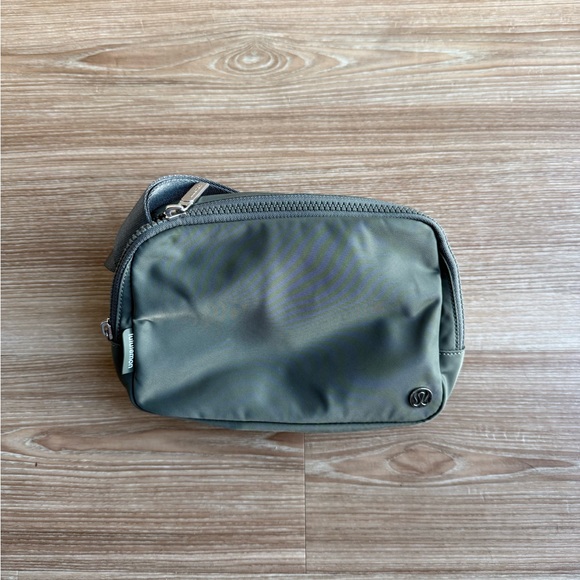 lululemon Sage Green 2L Everywhere Belt Bag - Picture 2 of 5